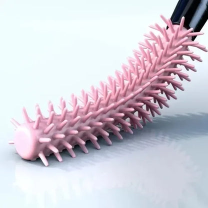 Cepillo aplicador de rímel rosa con cerdas flexibles, enfoque en detalle. Somos Lashy