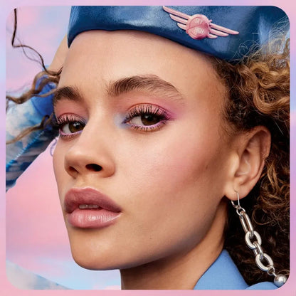 Primer plano de mujer con maquillaje colorido, pestañas largas y gorra azul, Somos Lashy