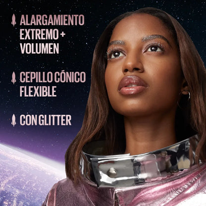 Mujer con pestañas largas y glitter, fondo espacial, texto sobre alargamiento y volumen, Somos Lashy