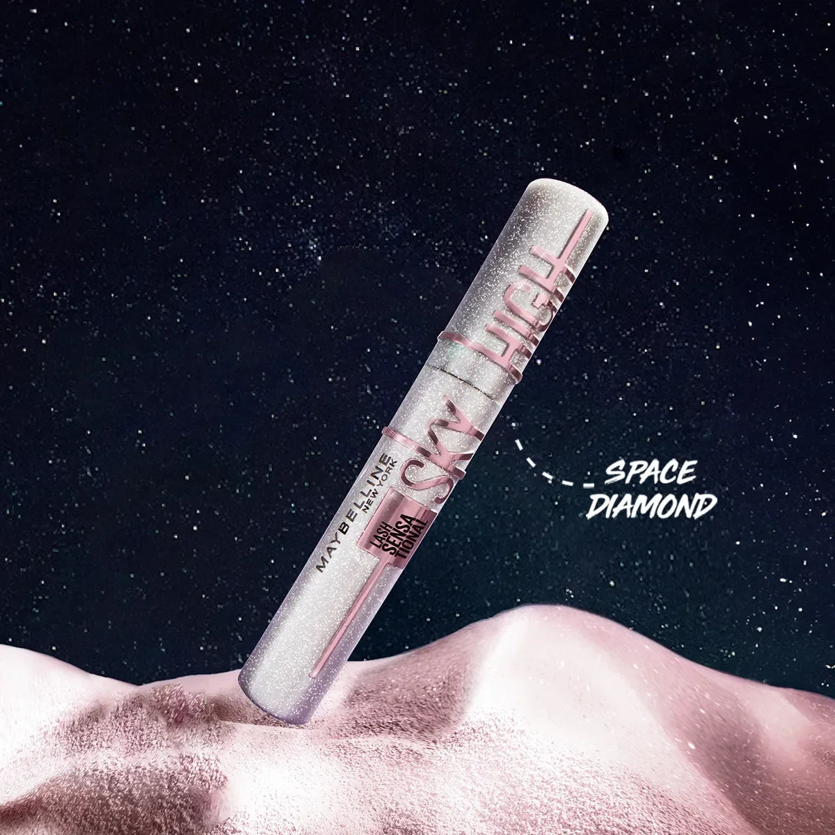 Máscara de pestañas Maybelline Sky High Space Diamond sobre fondo galáctico, Somos Lashy